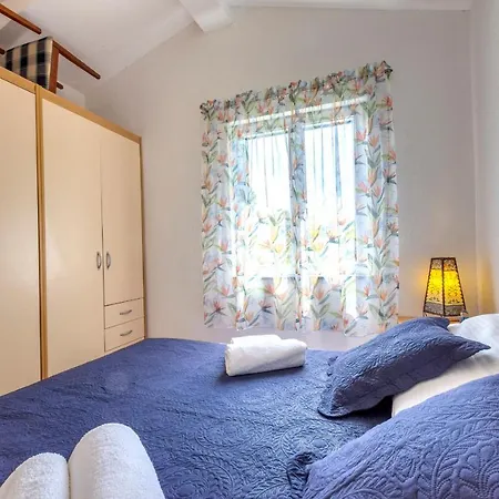 Janus Apartment *